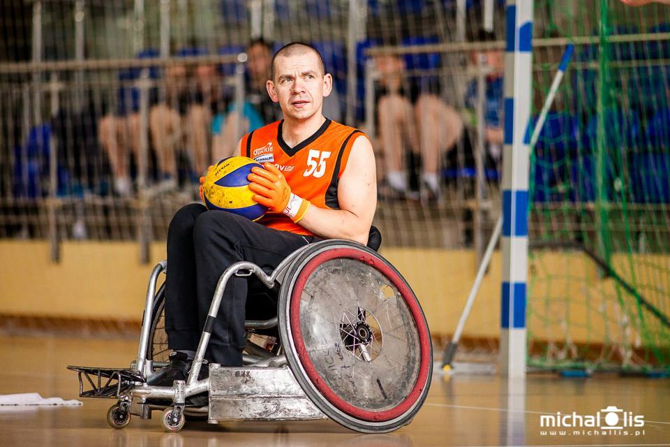 Adam Mikołajczyk potrzebuje pomocy w zakupie aktywnego wózka rehabilitacyjnego.